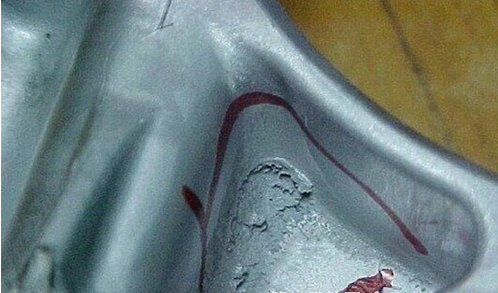 鋁壓鑄過(guò)程中鑄件表面上會(huì)有摩擦燒蝕的情況是怎么回事？